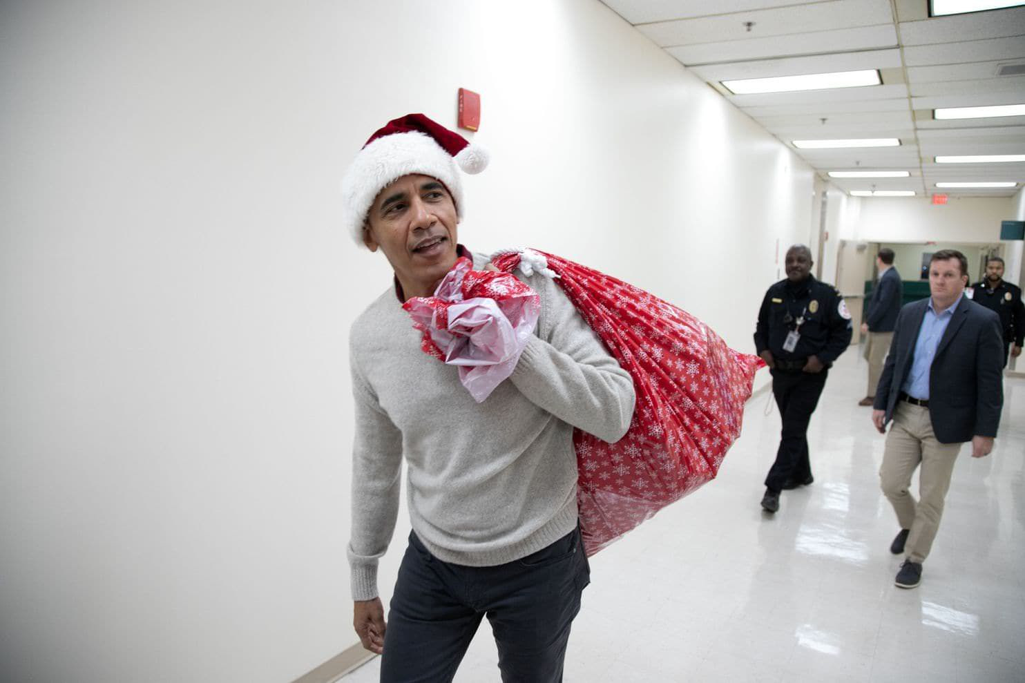 जब ओबामा उपहारको पोको बोकेर अस्पताल पुगे... (भिडियोसहित)