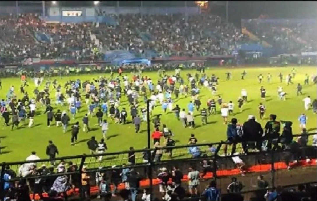 इन्डोनेसियामा फुटबल खेलका क्रममा भागदौड हुँदा १२७ जनाको मृत्यु