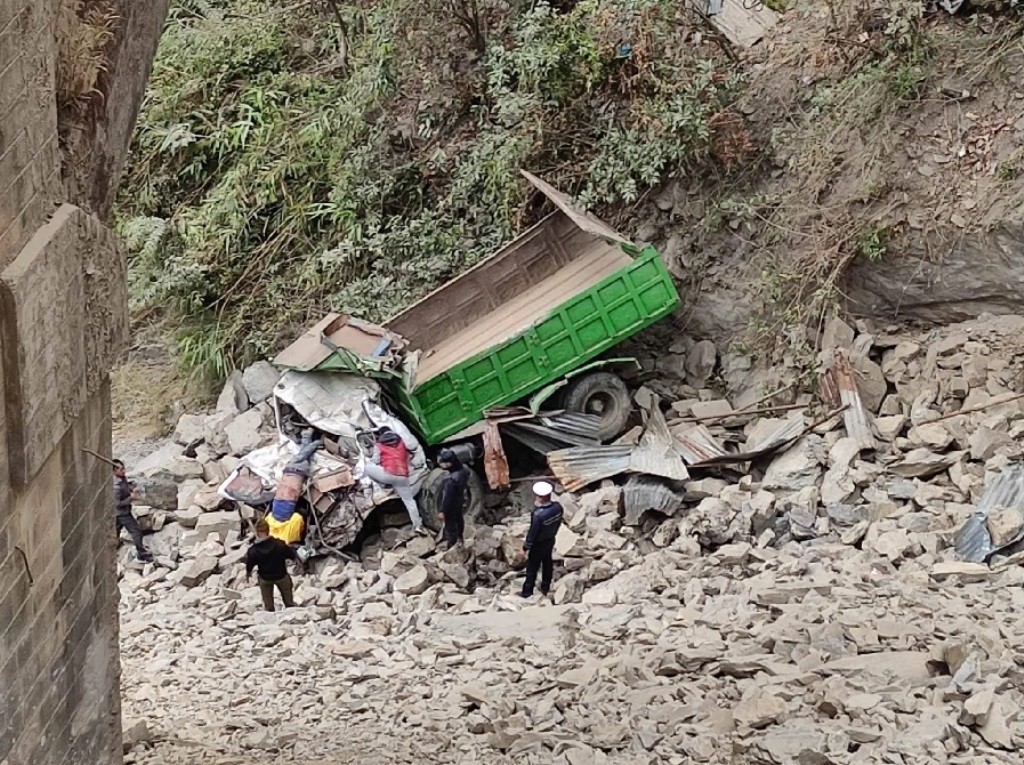 नारायणगढ–मुग्लिन सडकखण्डको पुलबाट ट्रक खस्दा एकको मृत्यु