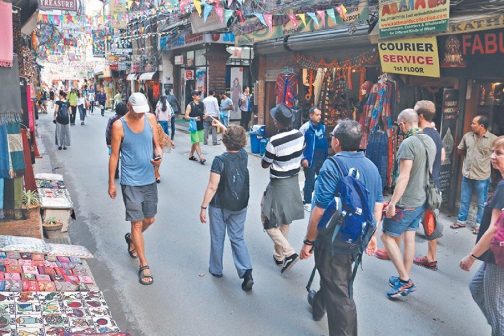 अङ्ग्रेजी नयाँ वर्ष नजिकिएसँगै ठमेलमा विदेशी पर्यटकको चहलपहल