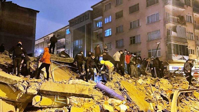 टर्कीमा शक्तिशाली भूकम्पमा परी २ हजार  भन्दा बढीको मृत्यु